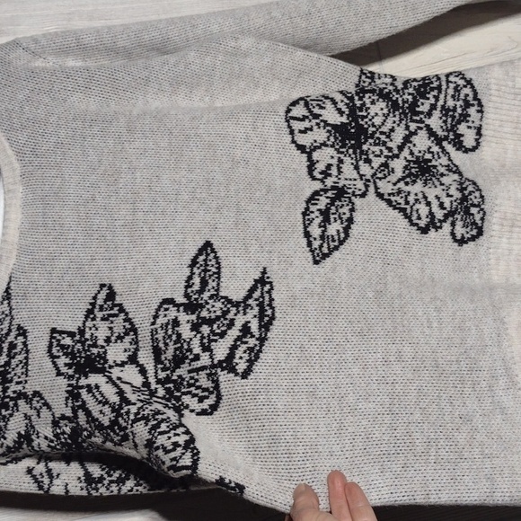 NWT Gorgeous Floral Knit Sweater - Picture 4 of 16